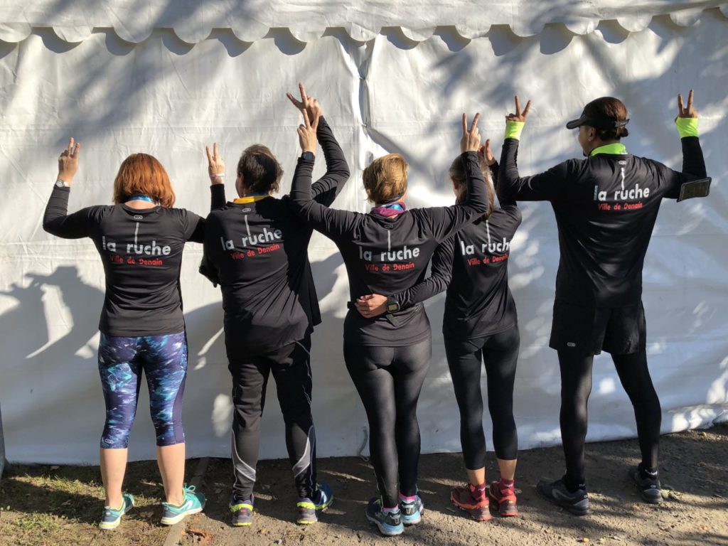 Membres et équipe de la ruche habillé en sportifs